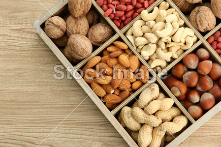 美味坚果在木盒上表中的分类图片素材(图片编