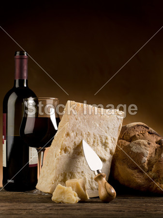 帕尔玛奶酪面包和红酒 grana vino e 窗格图片素