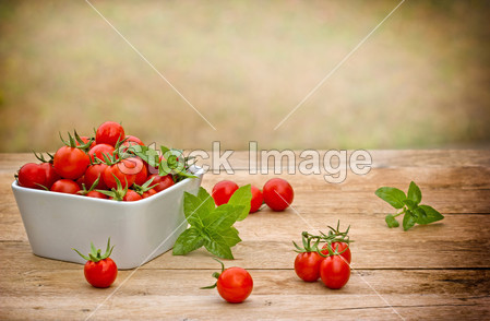 Cherry tomato in bowl on the table图片素材(图片