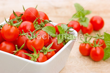 Cherry tomato in bowl on the table图片素材(图片