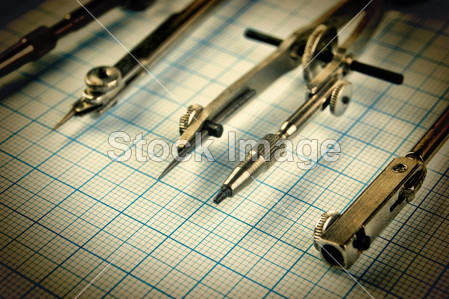 在方格纸上的旧绘图工具图片素材(图片编号:5