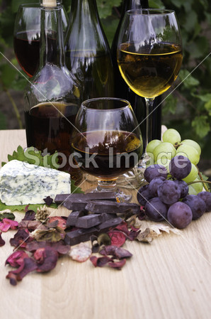 葡萄酒和白兰地酒、 奶酪和巧克力图片素材(图