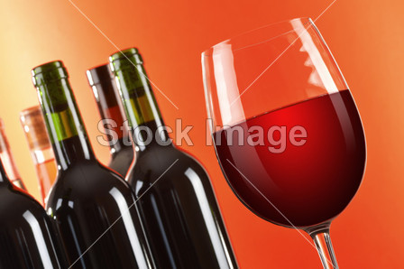 作文与两个酒杯和瓶的红酒图片素材(图片编号