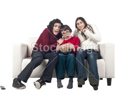 一家人在沙发上看恐怖片图片素材(图片编号:5
