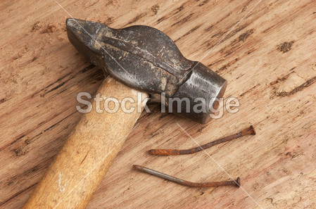 老锤子和生锈的铁钉图片素材(图片编号:50366