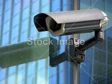 在玻璃幕墙上的闭路电视安全摄像机图片素材(