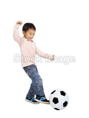 快乐的亚洲孩子踢足球隔绝在白色背景上图片素