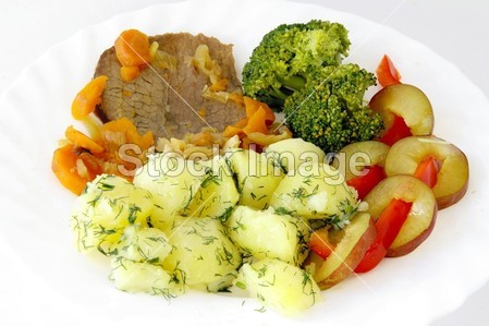 的牛肉配土豆 purre 和蔬菜沙拉晚餐或午餐肉图