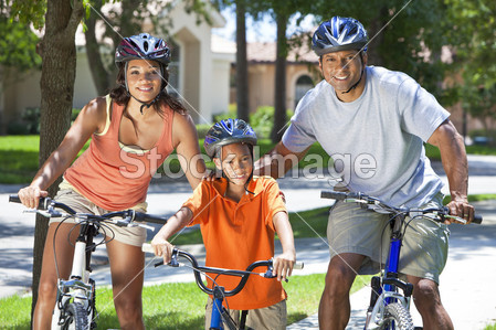非洲裔美国父母与孩子的儿子骑自行车图片素材
