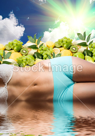 新鲜水果和晴朗的<em>天空</em>在水中的女人<em>身体</em>图片素