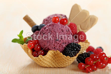 浆果与新鲜的水果和硅片上华夫杯冰淇淋图片素