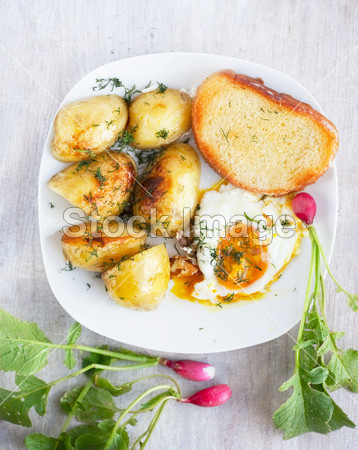 农村早餐-煎的鸡蛋、 土豆、 萝卜图片素材(图