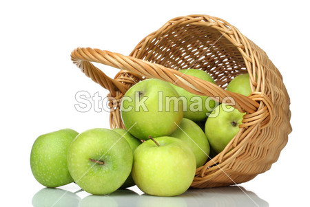 在白色背景上的绿色苹果的篮子里图片素材(图