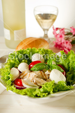 混合的沙拉配烤的鸡胸肉和鲜奶酪图片素材(图