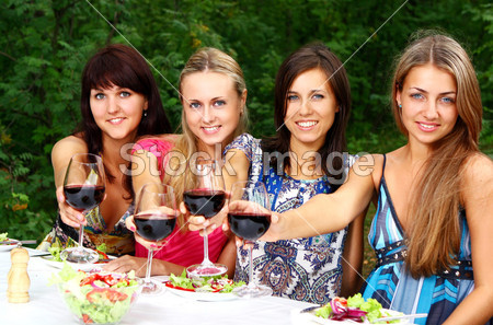 集团的年轻女孩在公园喝红酒图片素材(图片编