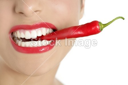 美丽的女人牙齿吃红辣椒图片素材(图片编号:5