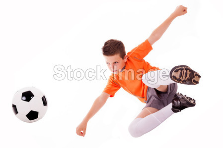 使杂技踢足球,孤立在白色的男孩图片素材(图片