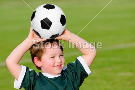 在组织的同盟游戏踢足球的小男孩图片素材(图