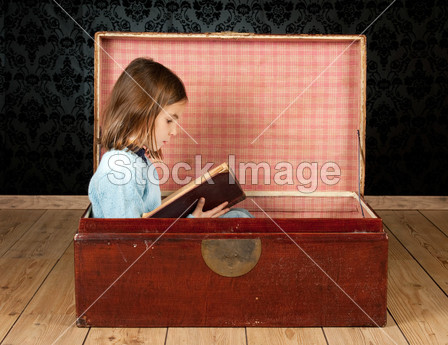小女孩读一本书(图片编号50403172)_儿童婴儿