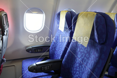 蓝色的飞机座椅和飞机内部的窗口图片素材(图