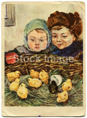 男孩和女孩看着孵出小鸡 1956图片素材(图片编