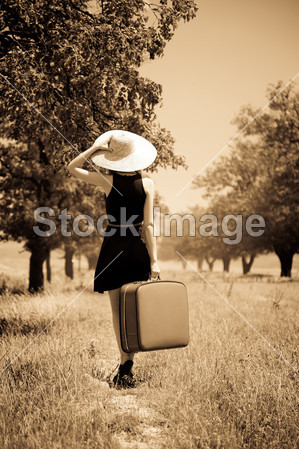 在农村的手提箱的寂寞女孩图片素材(图片编号