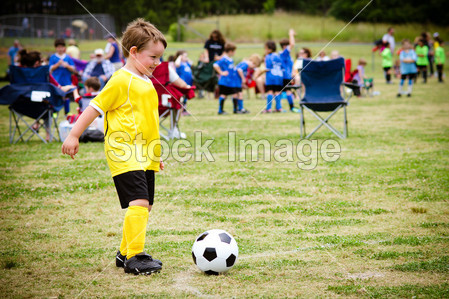 年轻的孩子男孩期间组织的同盟游戏踢足球图片