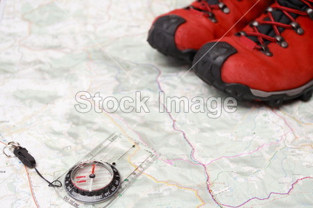 远足鞋和指南针在地图上图片素材(图片编号:5