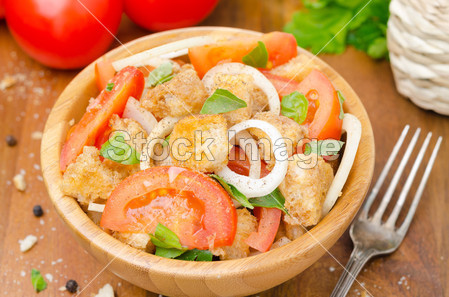 意大利沙拉潘扎内拉与西红柿、 洋葱和烤面包
