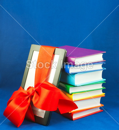 电子书阅读器用摞书用红丝带绑起来图片素材(