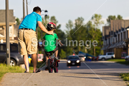 儿童学习与父亲骑一辆自行车图片素材(图片编