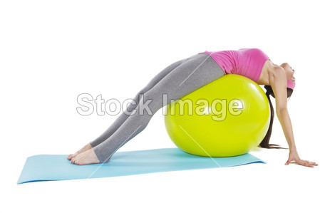 普拉提女人稳定球健身房健身瑜伽练习女孩图片