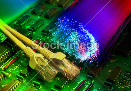 电子印刷电路板与纤维光学背景上的网络电缆特