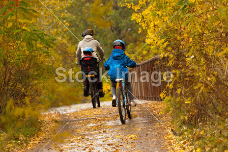 骑自行车自行车户外活动家庭图片素材(图片编