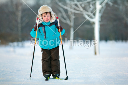 五岁的可爱男孩滑雪交叉图片素材(图片编号:5