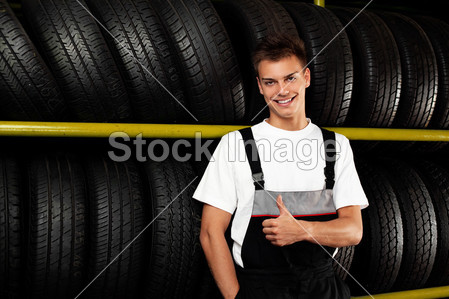 汽车修理工推荐轮胎。竖起大拇指图片素材(图