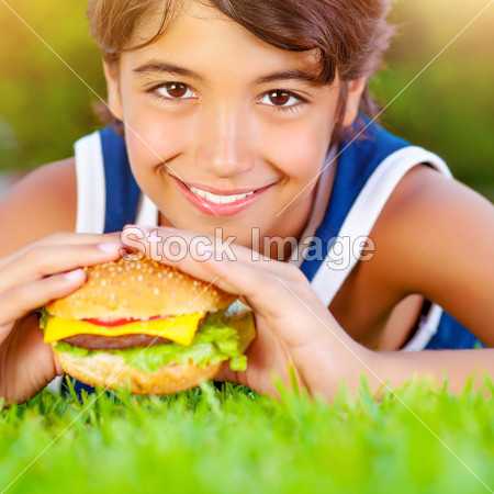 可爱的男孩吃汉堡包图片素材(图片编号:50454