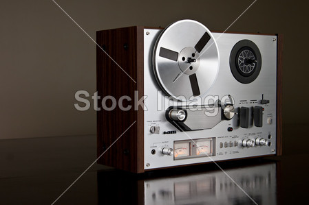 老式模拟盘式立体声磁带卡座录音机图片素材(