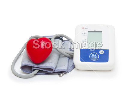 在白色背景上的爱的心符号数字血压仪图片素材