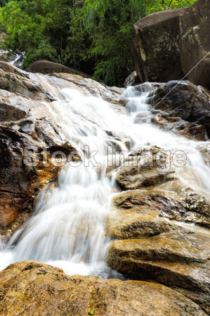 Small Waterfalls flowing over the rock.图片素材