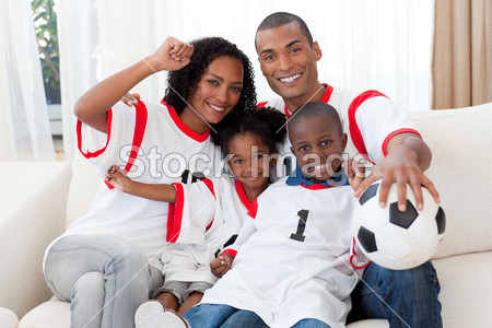 美国黑人家庭庆祝足球的目标图片素材(图片编