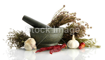 晒干的草药在砂浆和蔬菜、 白分离株图片素材