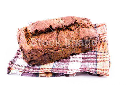 新鲜自制黑面包与谷物上厨房巾图片素材(图片