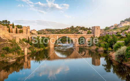 在西班牙,欧洲著名托莱多桥的全景图片素材(图