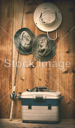 帽子挂在墙与捕鱼设备图片素材(图片编号:504