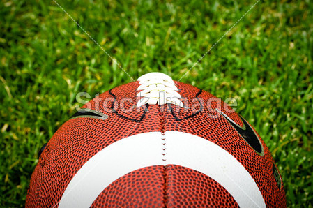美式足球在草地上图片素材(图片编号:5049031