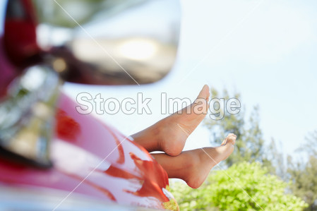 <em>女人</em>躺在<em>敞篷跑车</em>车窗外脚图片素材(图片编号