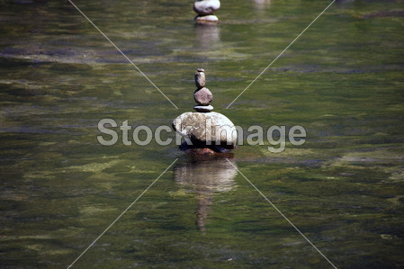 默塞德河里的石头正作为标志转体由呼玛图片素