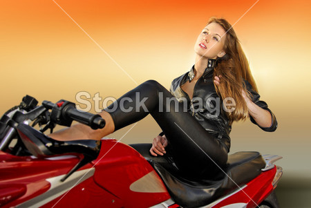 一个骑摩托车的金发女孩图片素材(图片编号:5
