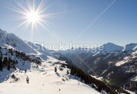 在奥地利阿尔卑斯山的滑雪坡摄影图片下载_男性男人_人物_拍图网